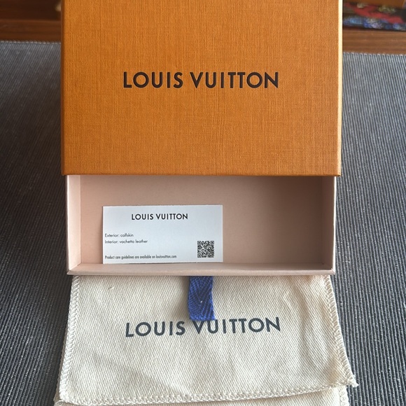 Louis Vuitton Wallet Drawer with Duster Cover - Picture 3 of 4